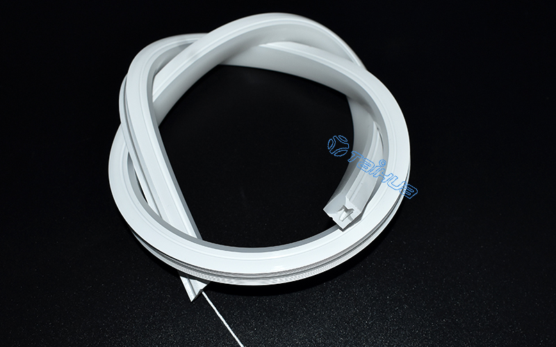 LED霓虹燈雙色硅膠套管穿pcb板有哪些注意事項(xiàng)？